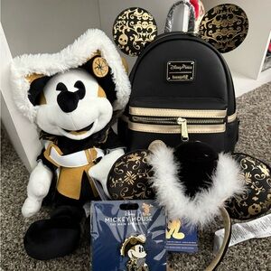 Mickey Main Attraction Pirates of the Caribbean full collection.